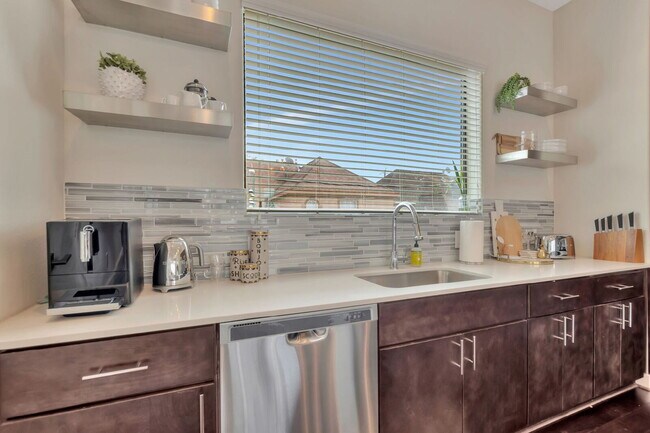 Building Photo - Stunning Home near Downtown Houston