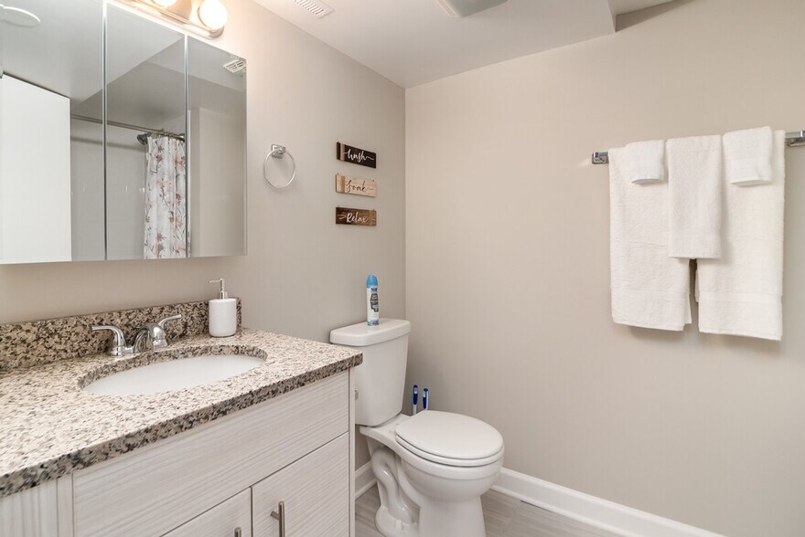 Building Photo - 649 Edgebrook Terrace