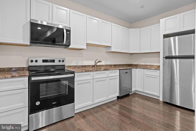 Building Photo - 819 11th Ave