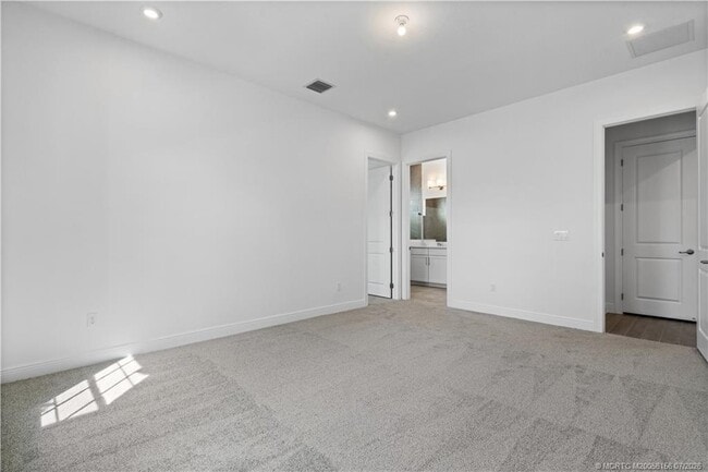Building Photo - 870 SW Newfield Ave