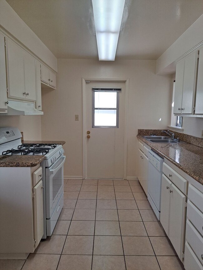 Building Photo - 3 BEDROOM HOME W/CENTRAL AIR CONDITIONING