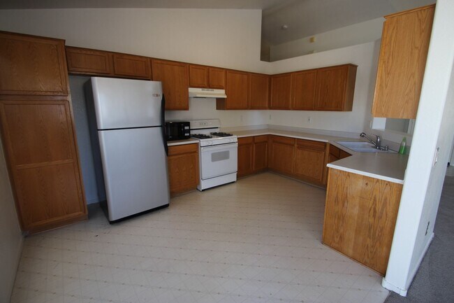 Building Photo - Green Valley area single story home with 3...