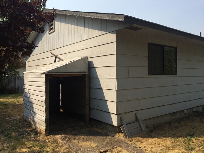 Building Photo - 4 Bedroom Home Under Radio Hill