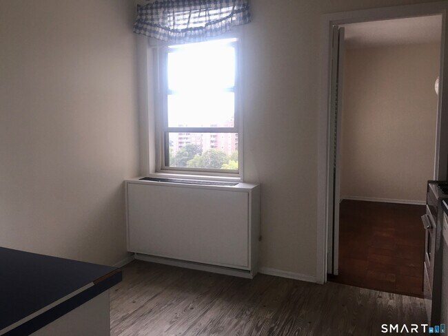 Building Photo - 1 Strawberry Hill Ct