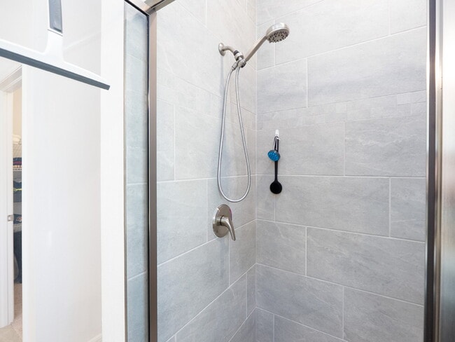 Building Photo - Move in now with zero deposit! This stunni...