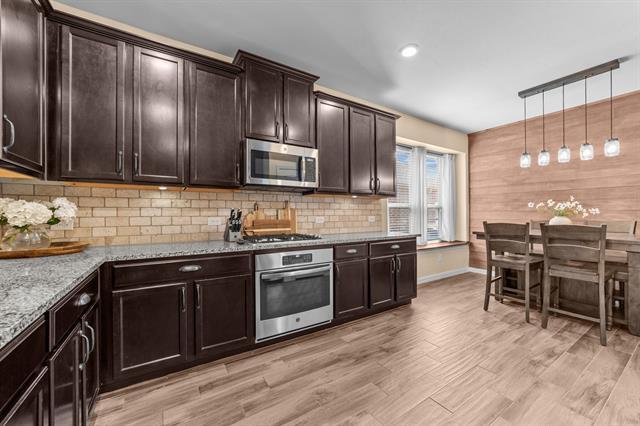Building Photo - 910 Blackhawk Dr