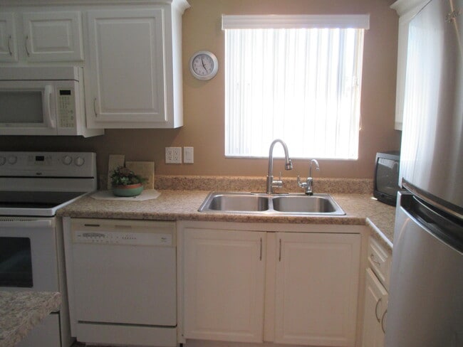 Building Photo - 106 Lake Dora Dr