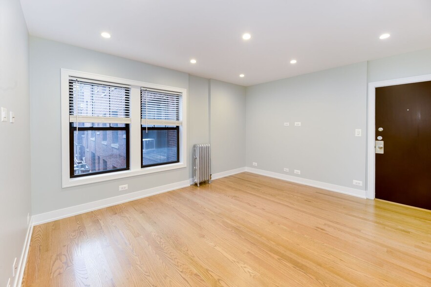 Building Photo - 520 W Cornelia Ave