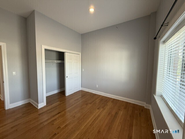 Building Photo - 2067 Barnum Ave