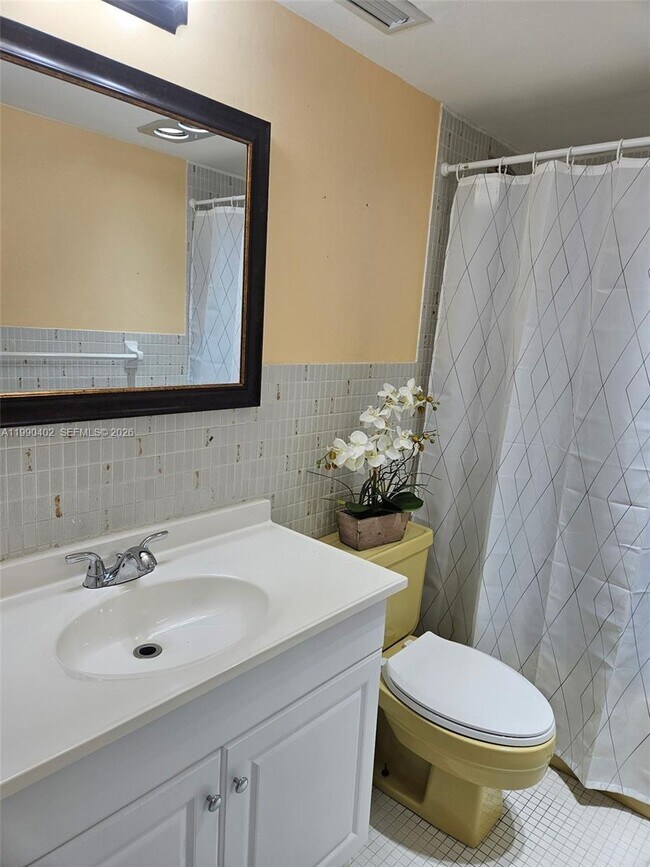 Building Photo - 2200 E Hallandale Beach Blvd