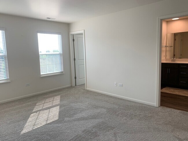 Building Photo - 285 Lakeshore Dr