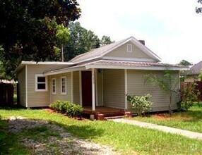 Building Photo - Charming 3BR/1BA Zephyrhills Home