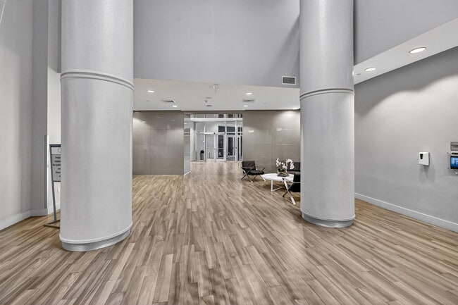 Building Photo - 1750 N Bayshore Dr