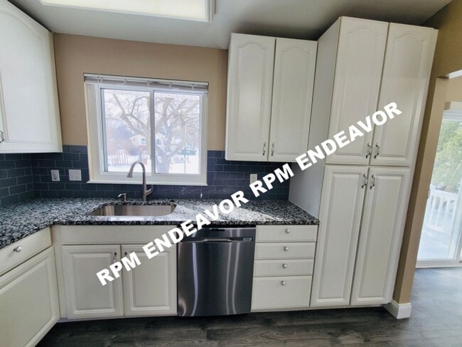 Building Photo - "Stunning 3-Bed Home with Modern Finishes, Spacious Yard, and Quiet Cul-De-Sac Location!"