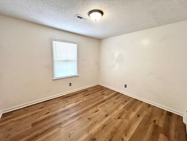 Building Photo - 4425 Bonnell Dr NW