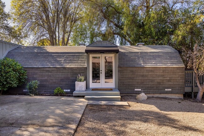 Building Photo - Ojai Funk Zone Hideaway