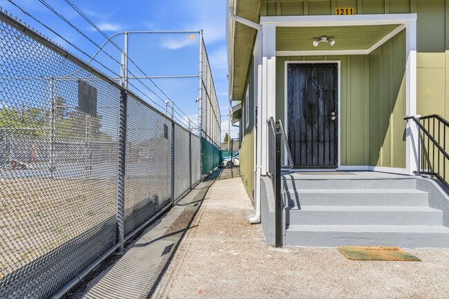 Building Photo - Newly Remodeled 4-Bedroom Oakland Duplex with Gated Parking