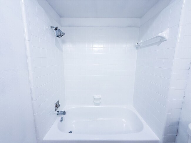 Building Photo - Beautifully Updated 4 Bedroom 2 Bathroom i...