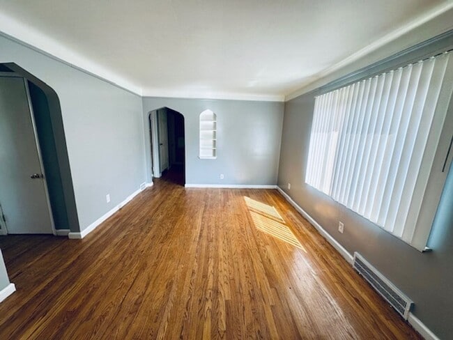 Building Photo - 3 Bedroom 1 Bath Welcome Section 8