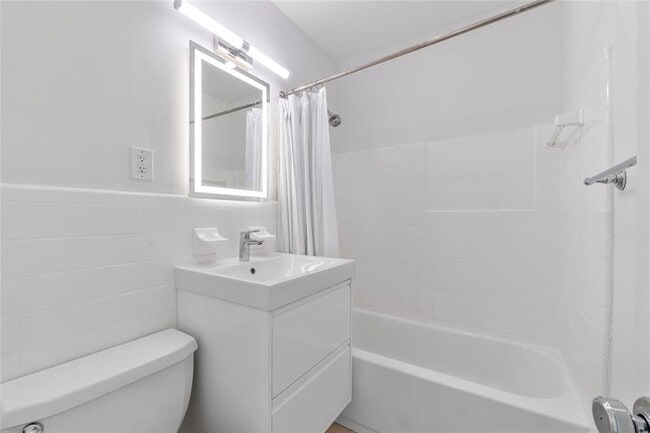 Building Photo - 931 SW 21st Ct