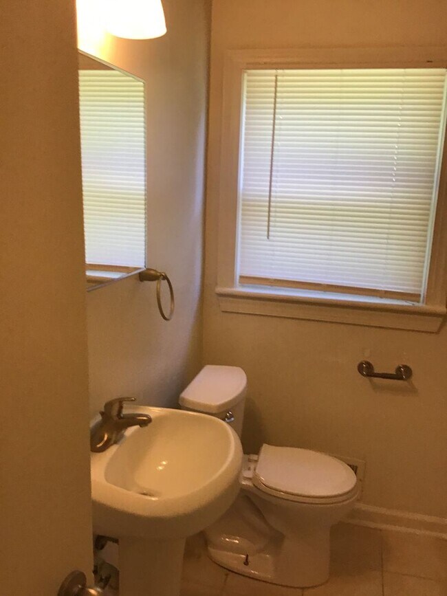 Building Photo - Spacious 3 bedroom 1 bath available soon (...