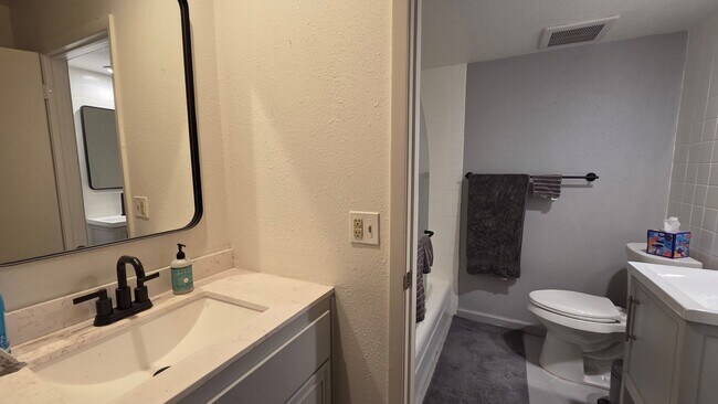 Building Photo - 2 Bedroom 1 Bath - Blocks from Pearl Street and Downtown
