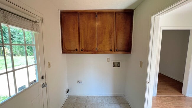 Building Photo - Lovely 3-Bedroom