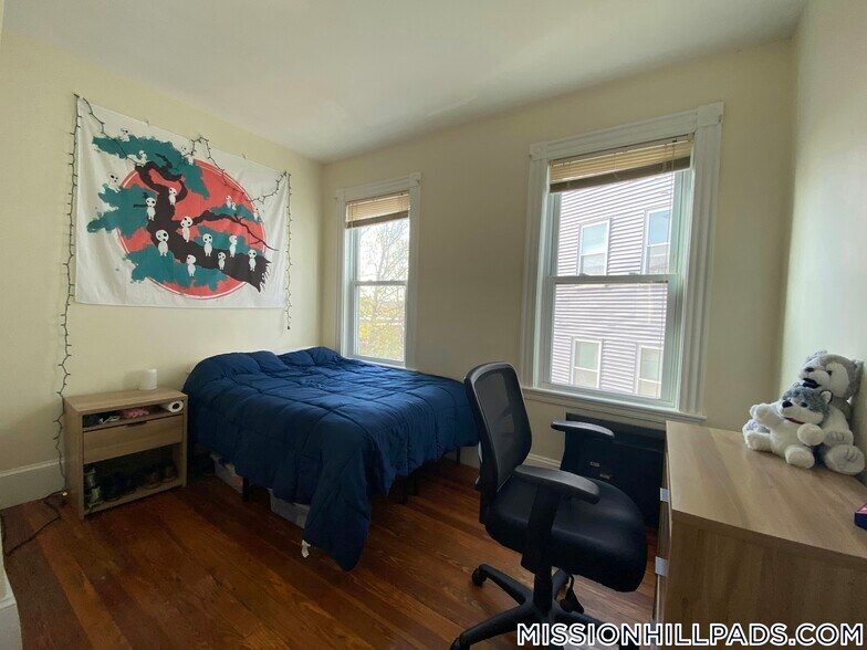 Building Photo - 18 Lawn St