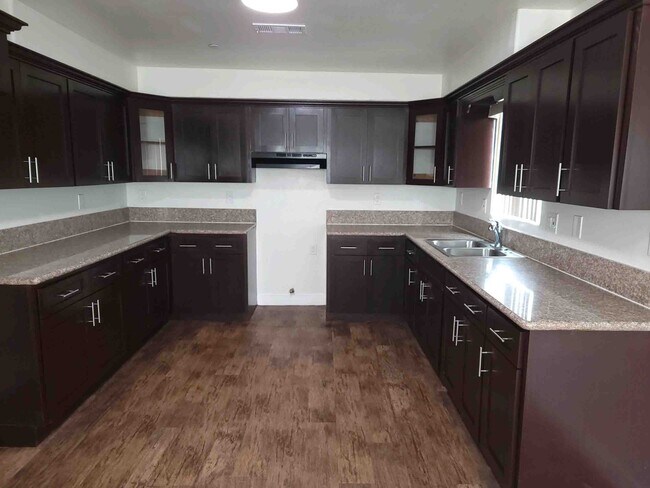 Building Photo - 1334 W 62nd St