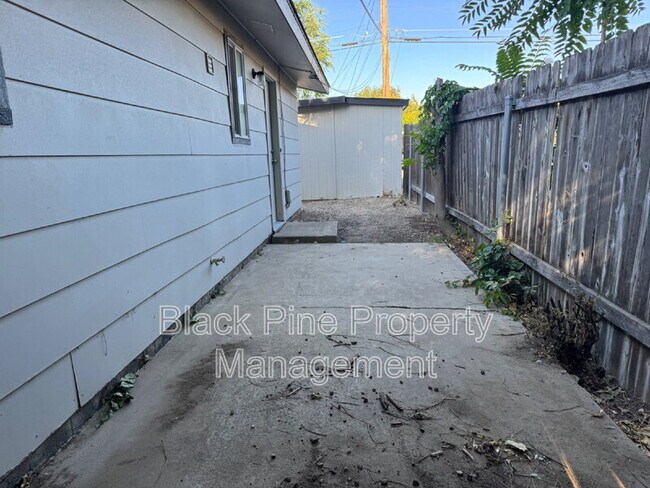 Building Photo - 137 Davis Ave