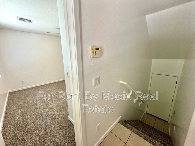 Building Photo - 330 S Farmer Ave