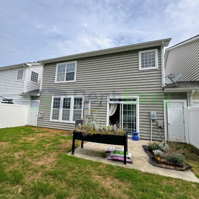 Building Photo - 1005 Silver Charm Cir