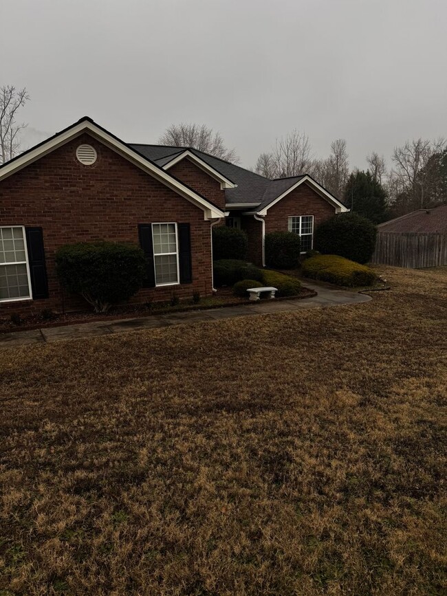 Building Photo - HOME FOR LEASE 4 BR 2 BATH RANCHSTYLE  SPLIT FLOOR PLAN AND OPEN  LARGE  FENCED BACKYARD  CONVENI...