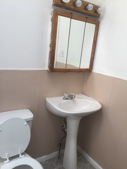 Building Photo - 2138 E Oliver St