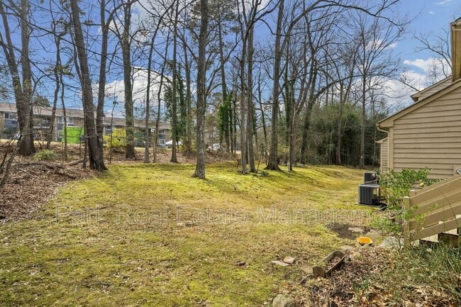 Building Photo - 205 W Poplar Ave