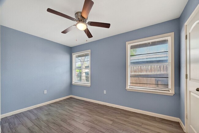 Building Photo - Spacious 4-Bed, 2-Bath Convenient South Houston Home Near Medical Center & City Access