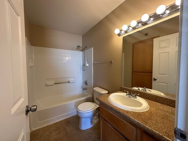 Building Photo - Adorable 3 bedroom Las Vegas Nv condo