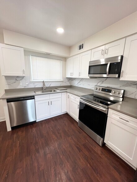 Kitchen - 9468 Bay Colony Dr