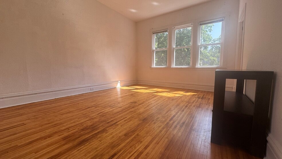 Primary Photo - 2049 N Bingham St