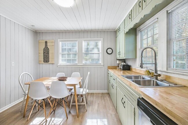 Building Photo - 250 Lake Dr