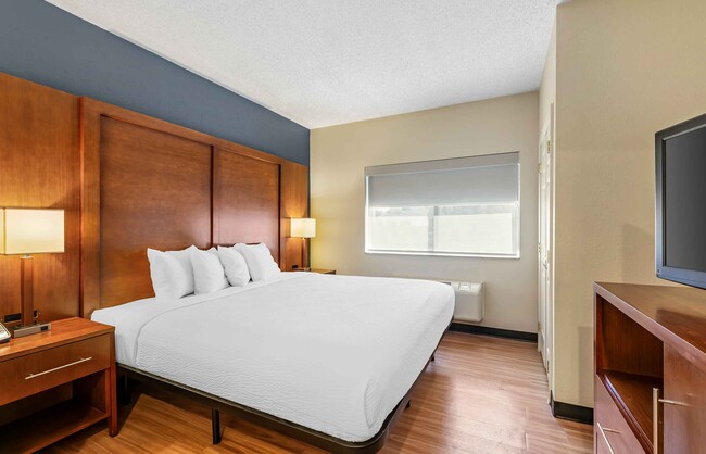 Building Photo - Furnished Studio-Buffalo - Airport