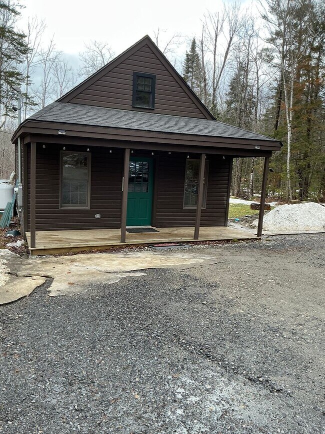 Building Photo - Quiet Country Living