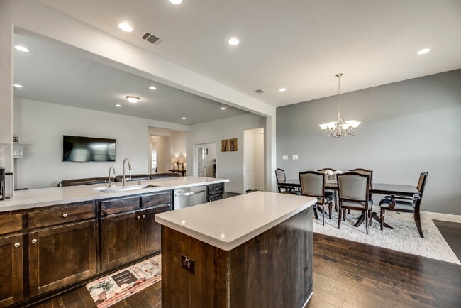 Building Photo - Charming 3-Bedroom Retreat with 2 Full Baths in Roanoke