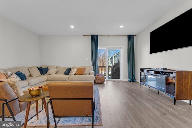 Building Photo - 8805 Mimosa Ave