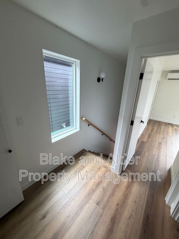 Building Photo - 3522 NE 44th Ave