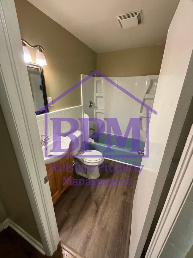 Building Photo - Cozy & Freshly Updated 2 Bed / 1 Bath Home...