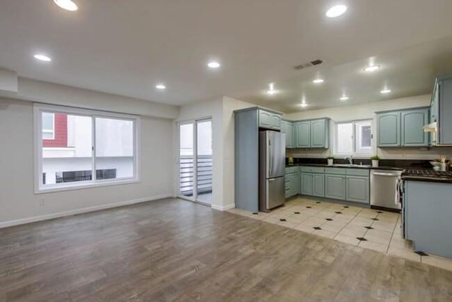 Building Photo - 2 Bed, 1.5 Bath Stunning, Gated Tri-Level ...