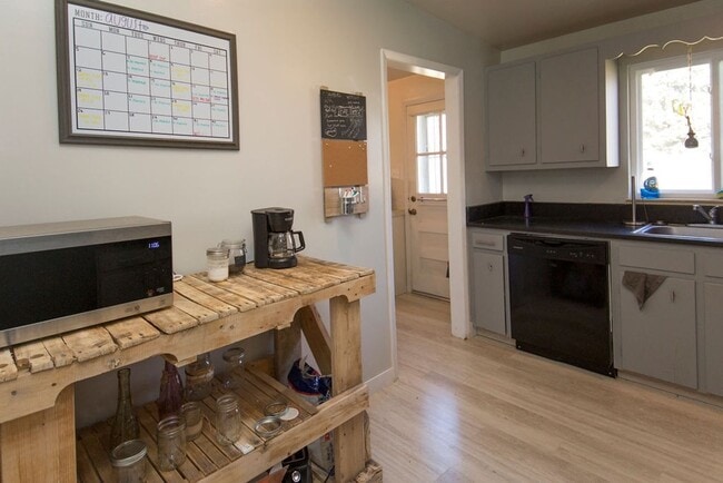 Building Photo - Students Welcome! 3 Bedroom Great Location!