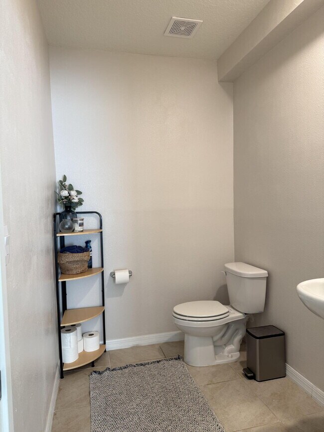 Building Photo - Large 4 Bedroom/2.5 Bathroom Home in Thompson Grove