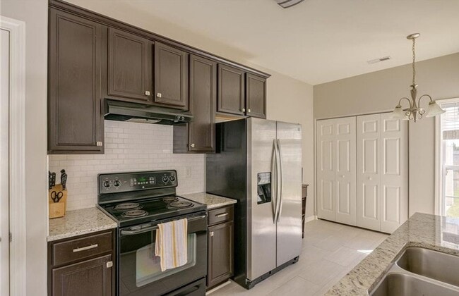 Building Photo - Very nice townhome with primary bedroom on...